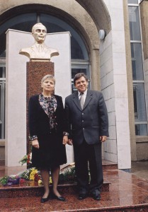 Біля бюсту Сухомлинського В. О. ( Сухомлинська О. В., доктор пед. наук, професор, дійсний член НАПН України та Будак В. Д., ректор МДУ імені В. О. Сухомлинського)