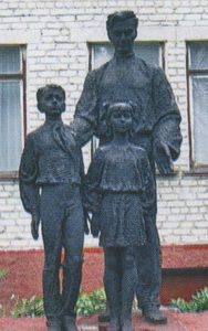 Пам’ятник Сухомлинському В. О. в м. Олександрії на території педагогічного коледжу (2011)