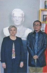 Бюст Сухомлинського В. О. в початковій школі Юцюань (м. Пекін, Китайська народна республіка, 2014)