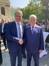 Із першим Президентом Незалежної України (1991-1994), Головою Верховної Ради України (1990-1991), народним депутатом України, головою ГО «Українська Рада Миру» (2001-2022), Героєм України, кавалером ордена Свободи, повним кавалером ордена Князя Ярослава Мудрого Леонідом Макаровичем Кравчуком