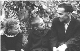В.О. Сухомлинський з учнями у шкільному винограднику (середина 60-х рр.)
