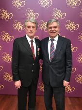 Із третім Президентом Незалежної України (2005-2010), прем’єр-міністром України (1999-2001), народним депутатом України V скликання, головою Національного банку України (1993-2000), одним із лідерів Помаранчевої революції, Заслуженим економістом України, лауреатом Державної премії України в галузі науки і техніки, почесним доктором Національної академії педагогічних наук України Віктором Андрійовичем Ющенком