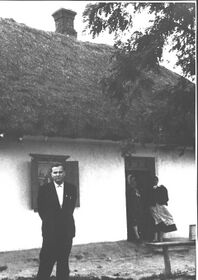 В. О. Сухомлинський біля батьківської хати