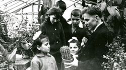 В.О. Сухомлинський з учнями у шкільній теплиці (1965-1966 рр.)
