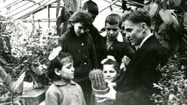 В. О. Сухомлинський з учнями у шкільній теплиці (1965-1966 рр.)