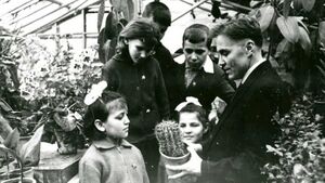 В. О. Сухомлинський з учнями у шкільній теплиці (1965-1966 рр.)