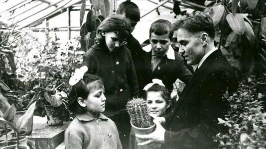 В. О. Сухомлинський з учнями у шкільній теплиці (1965-1966 рр.)