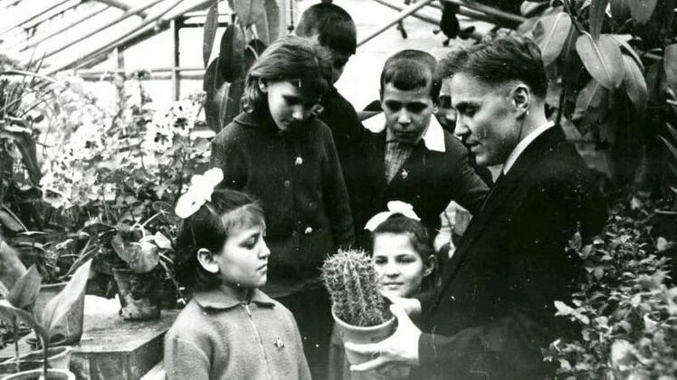 В. О. Сухомлинський з учнями у шкільній теплиці (1965-1966 рр.)