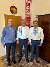 Кремень В.Г. із Луговим В.І. – першим віцепрезидентом, в.о. головного ученого секретаря НАПН України, академіком НАПН України, доктором педагогічних наук, професором (зліва) та Топузовим О.М. – віцепрезидентом НАПН України, директором Інституту педагогіки НАПН України, академіком НАПН України, доктором педагогічних наук, професором