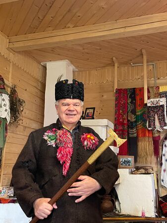 Під час відвідування музею в м. Верховина Івано-Франківської області у гуцульському вбранні