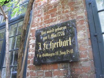 Памятна дошка на будинку, де народився Гербарт.