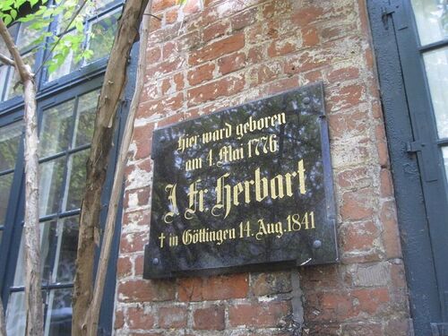 Памятна дошка на будинку, де народився Гербарт.