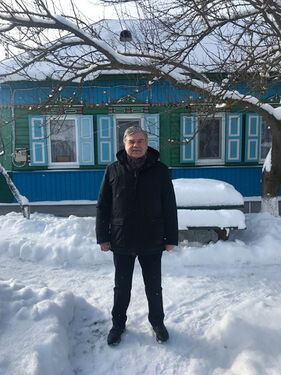 Біля батьківської хати в селі Любитове