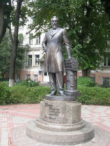 Київ, вул. Бульварно-Кудрявська 18/2. Скульптор М. Н. Обезюк, архітектор М. О. Босенко