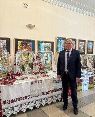 На одній із виставок народних майстрів в НАПН України (2023)
