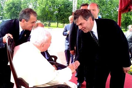 Під час візиту Івана Павла ІІ 264-го Папи Римського в Україну (2001)