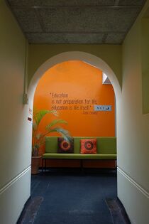 Настінний малюнок у будівлі університету. «Освіта – це не підготовка до життя. Освіта – це саме життя». Текст Джона Дьюї, навчальна кафедра, Університет, Родос, Грехемстаун (Південна Африка).