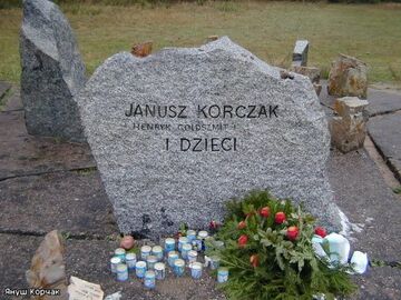 Меморіальний камінь на місці загибелі педагога у концтаборі Треблінка (Польща).