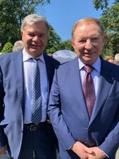 Із другим Президентом Незалежної України (1994-2005), прем’єр-міністром України (1992-1993), лауреатом Державної премії в галузі науки і техніки, народним депутатом УРСР та ВРУ І скликання Леонідом Даниловичем Кучмою