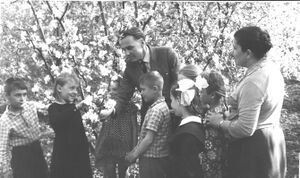 В. О. Сухомлинський і вчитель початкових класів К.М. Жаленко з учнями у шкільному саду (середина 60-х років)