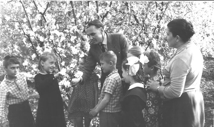 В. О. Сухомлинський і вчитель початкових класів К.М. Жаленко з учнями у шкільному саду (середина 60-х років)