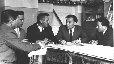 Сухомлинський В. О. із учителями та гостями школи (середина 60-х років)