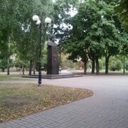 Пам’ятник у сквері Ушинського в Києві. На пам’ятнику написано: Відомий педагог і громадський діяч Костянтин Дмитрович Ушинський, 1824-1871. Споруджено до 150-річчя з дня народження