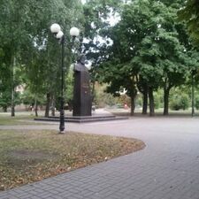 Пам’ятник у сквері Ушинського в Києві. На пам’ятнику написано: Відомий педагог і громадський діяч Костянтин Дмитрович Ушинський, 1824-1871. Споруджено до 150-річчя з дня народження