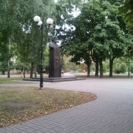 Пам’ятник у сквері Ушинського в Києві. На пам’ятнику написано: Відомий педагог і громадський діяч Костянтин Дмитрович Ушинський, 1824-1871. Споруджено до 150-річчя з дня народження