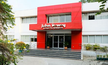 Школа Джона Дьюї для дітей (JDSC), яку в 2003 р. заснували педагоги, що пройшли навчання UP.